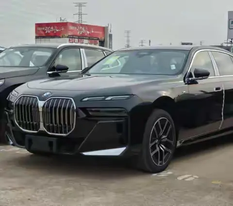 宝马开年炸场！31款车型官降最高30万，20万圆豪车梦，豪华车市